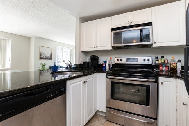 Building Photo - 8 - 10-10 Museum Way