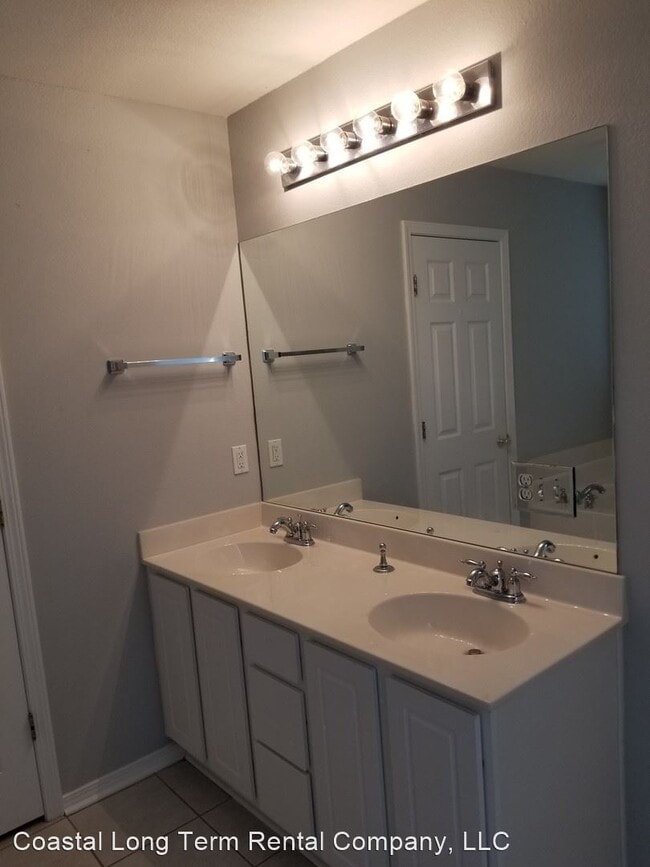 Building Photo - 3 br, 2.5 bath House - 5 Sunbriar Lane