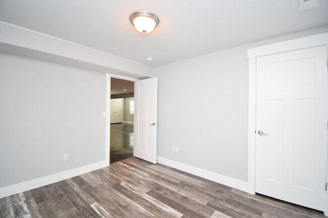 Building Photo - Spacious and Bright 5 Bed 3.5 Bath in Riverton!!