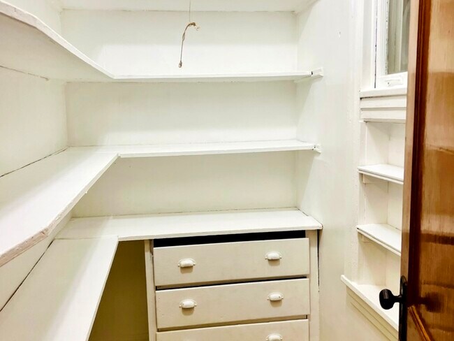 Building Photo - 5110 W Hutchinson St