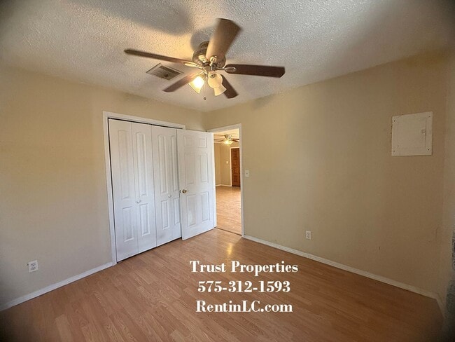 Building Photo - Spacious 2/1 close to everything