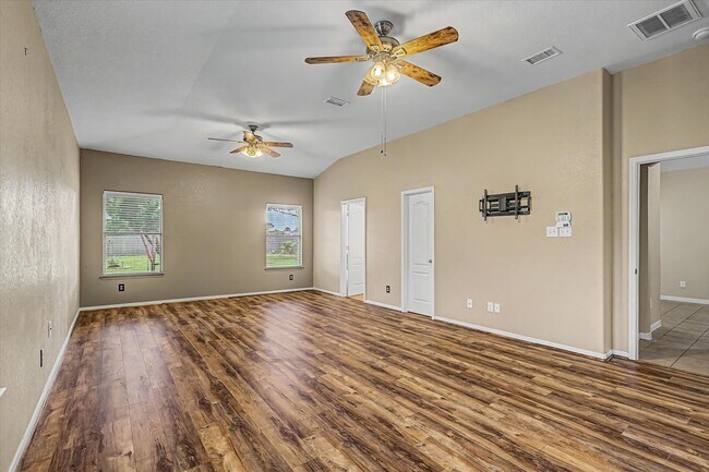 Building Photo - 630 W Newport Bend