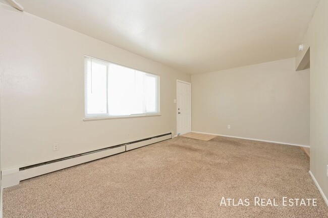 Building Photo - 2 bedroom 1 bath near light rail! Off Stre...