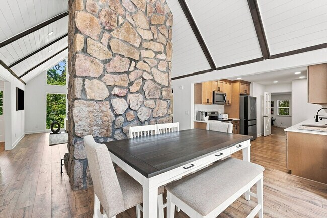 Building Photo - 4225 Twin Rivers Dr