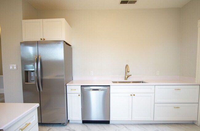 Building Photo - Gorgeous & Luxurious Remodeled Top-Floor T...