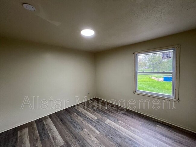 Building Photo - 942 S Central Dr
