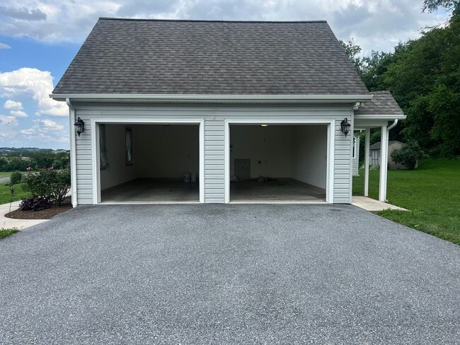 Building Photo - Now Leasing – Beautiful Well Maintained 3-...
