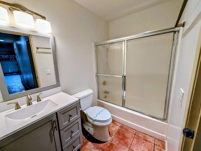 Building Photo - Bright and Charming 3 Bedroom 2 Bath Condo with Patio and A/C!