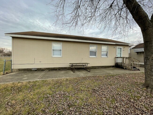 Building Photo - Oversized 3 Bedroom with laundry room!