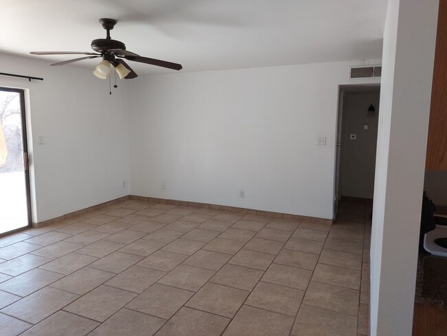 Building Photo - Roomy Duplex Apartment Convenient to NMSU