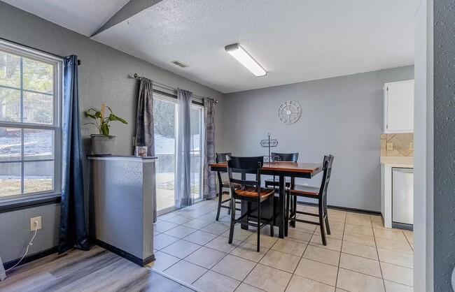 Building Photo - 3 bedroom, 2 bath home: The Highlands!