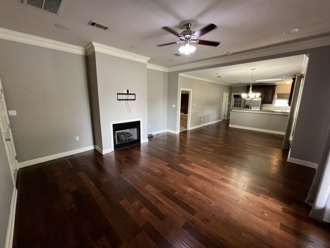 Building Photo - Location!  Location!  3 bedroom, 2 bath ho...