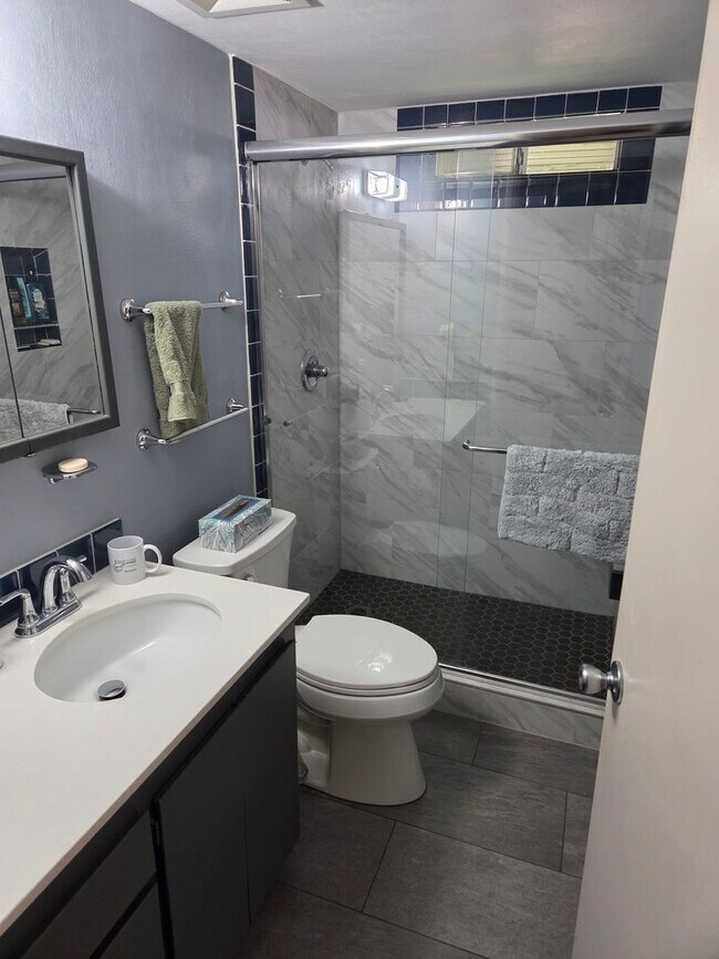 Building Photo - 3500 N Country Club Dr
