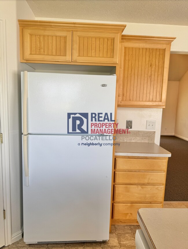 Building Photo - MOVE IN SPECIAL - 5 Bedroom 3.5 Bath Duplex - 2 car garag