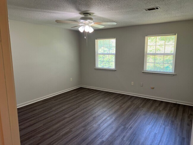 Building Photo - 105 Club Ln