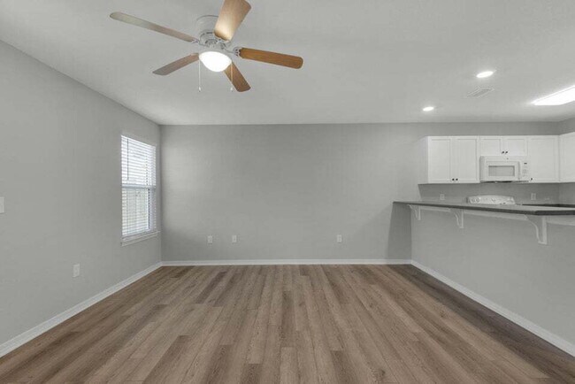 Building Photo - "Charming 2-Bed Townhouse Retreat in Fort Walton Beach with 2.5 Baths!"