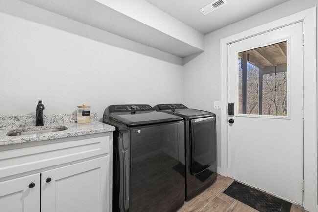 Building Photo - 6 Erith Ln