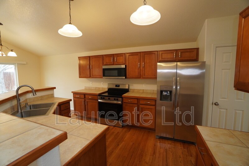 Building Photo - 10027 Idalia St