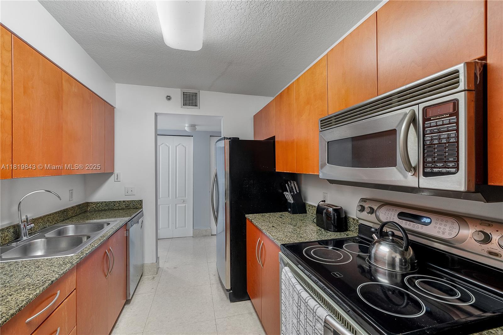 Building Photo - 1200 Brickell Bay Dr