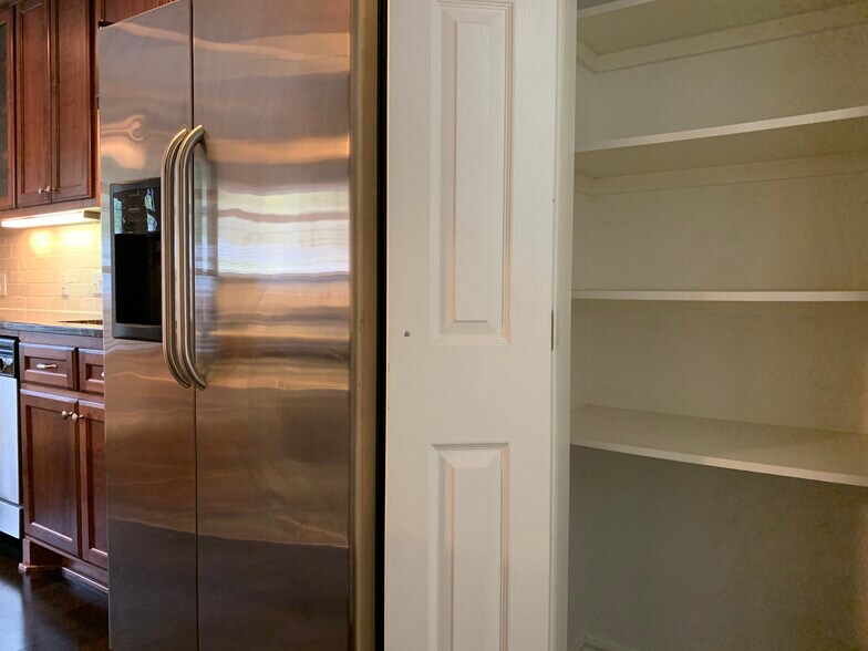Kitchen Pantry! 1x1 Condo in Hyde Park. 407 E 45th St. Austin. 78751 Corner of 45th St and Duval. - 407 E 45th St #116