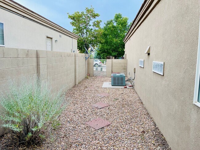 Building Photo - Rio Grande Home