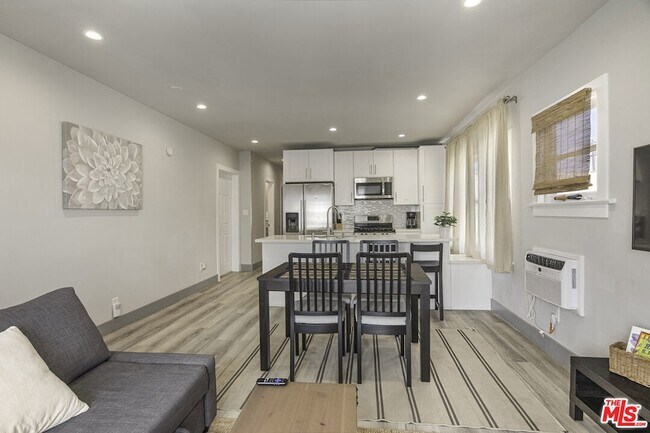 Building Photo - 1559 1/2 S Harvard Boulevard Unit