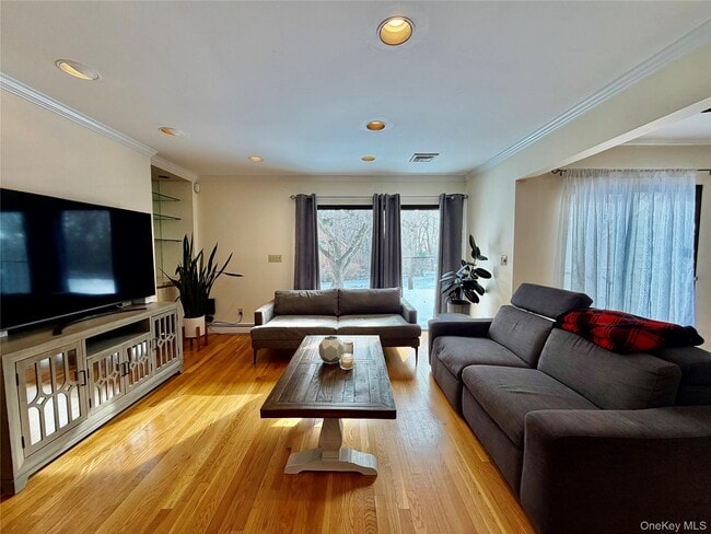 Building Photo - 75 Greenway Close