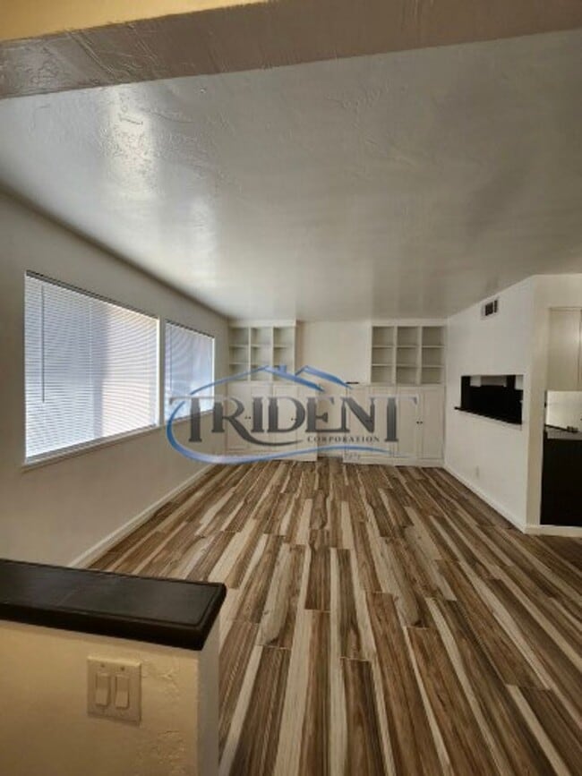 Building Photo - This is a cute 2 bedroom, 1 ½ bath townhouse.