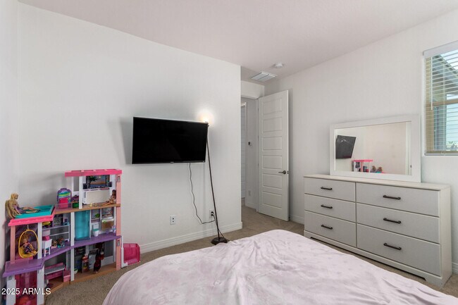 Building Photo - 5747 S Labelle