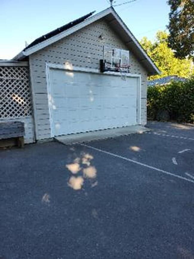 Building Photo - Spacious 3 Bedroom, 2 Bath Home on Private...