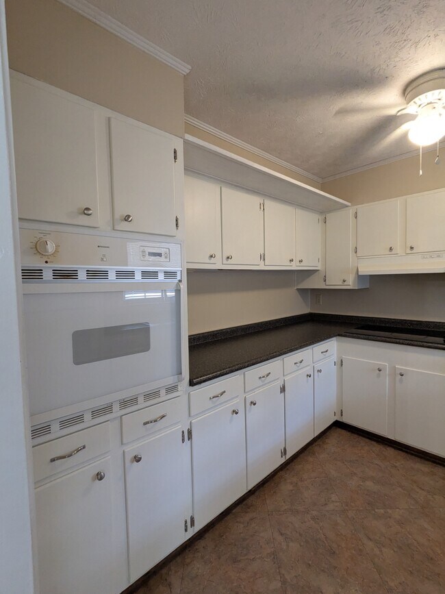 Building Photo - 813 McLemore Dr