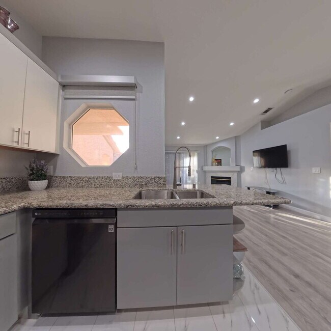 Building Photo - 1 BED 1 BATH CONDO 2nd FLOOR AT OPULENCE!