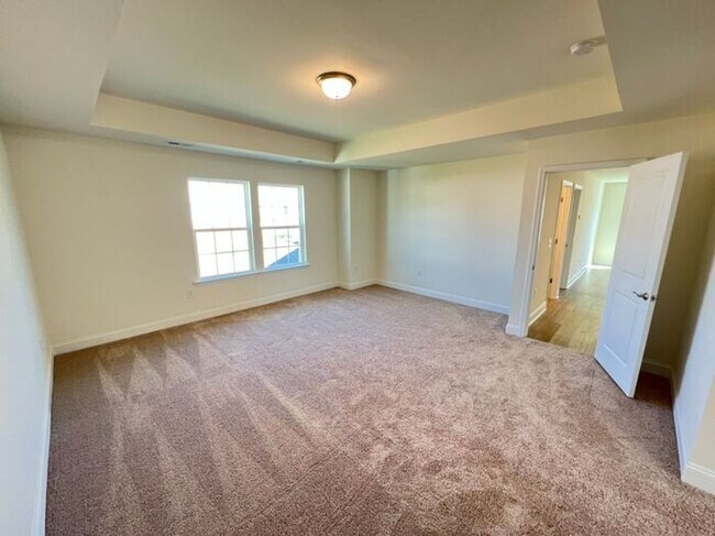 Building Photo - LIKE NEW 4 Bedroom Home w/ Ground Floor Be...