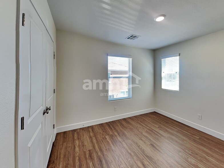 Building Photo - 9284 S Park St