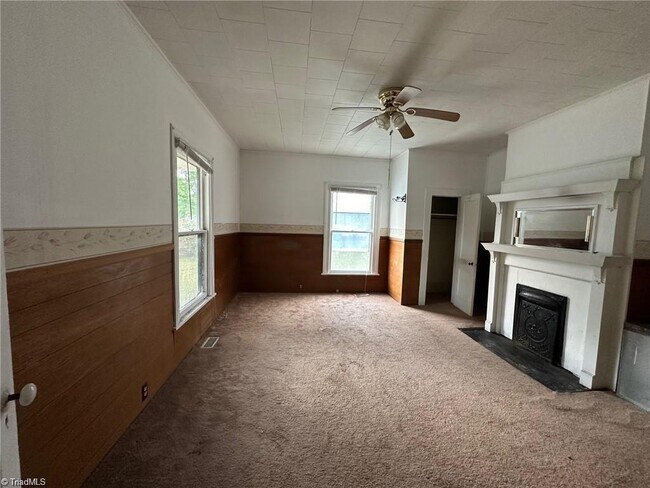 Building Photo - 302 Dahl St