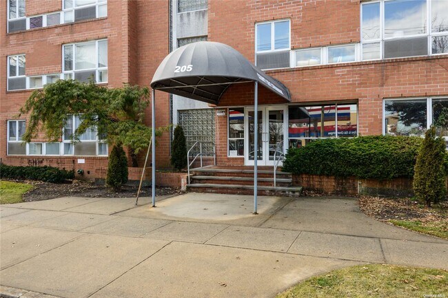 Building Photo - 205 Mineola Blvd