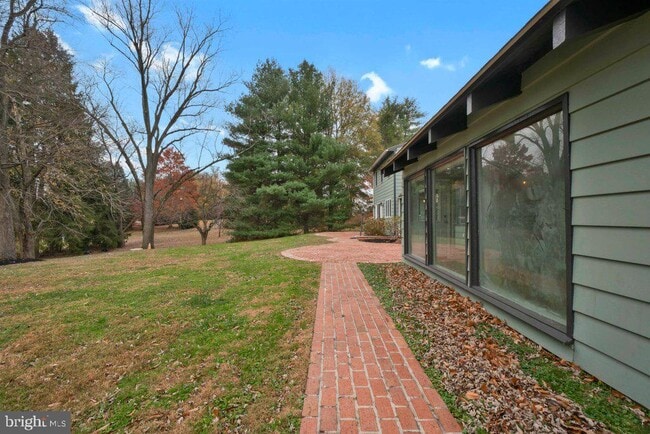 Building Photo - 3839 Blenheim Rd