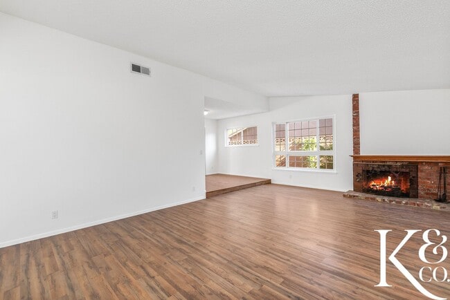 Building Photo - Stunning 4-Bedroom Simi Valley Home with P...