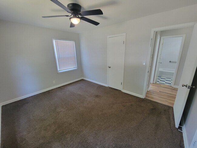 Building Photo - 5935 Bellaire St