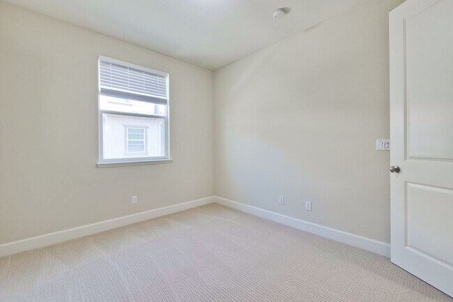 Building Photo - Excellent 4 Bed 2.5 Bath Town Home!