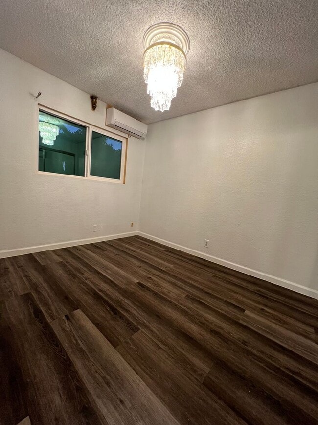 Building Photo - Beautiful Home-4/2/2 & Fenced Yard