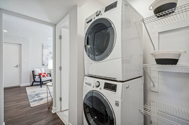 Building Photo - Lovely 3 BR/2 BA Condo in Barry Farm!