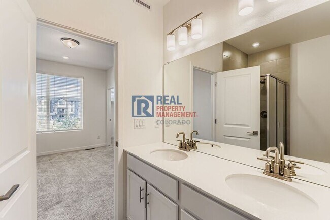 Building Photo - 1747 Peak Lp