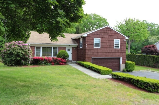 Building Photo - 4 Bedroom 3 Bath Well Kept House in West H...