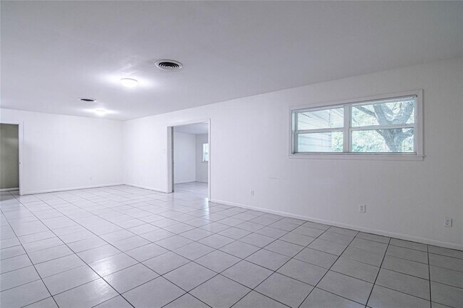 Building Photo - 604 Hayman St
