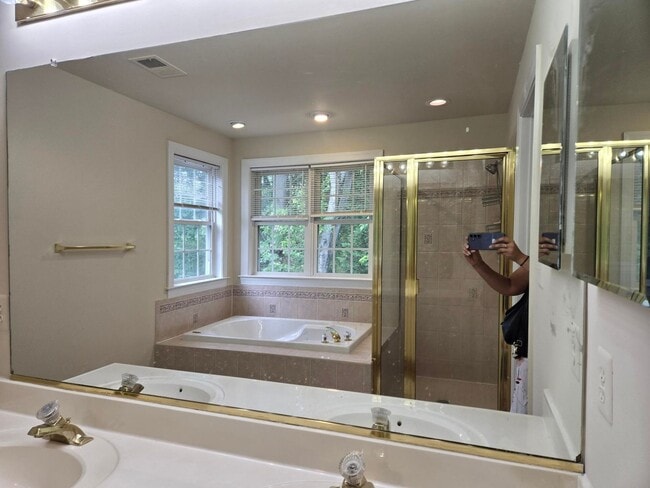 Building Photo - Stunning and Spacious 5 Bed 4 Bath Colonia...