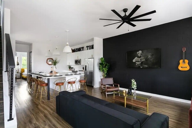 Building Photo - 738 Douglas Ave