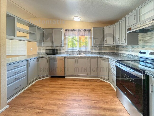 Building Photo - Spacious Modern 2 Bedroom Home