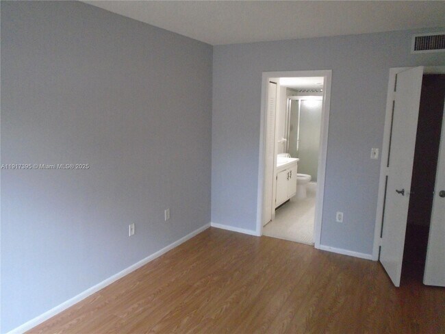 Building Photo - 4176 Inverrary Dr