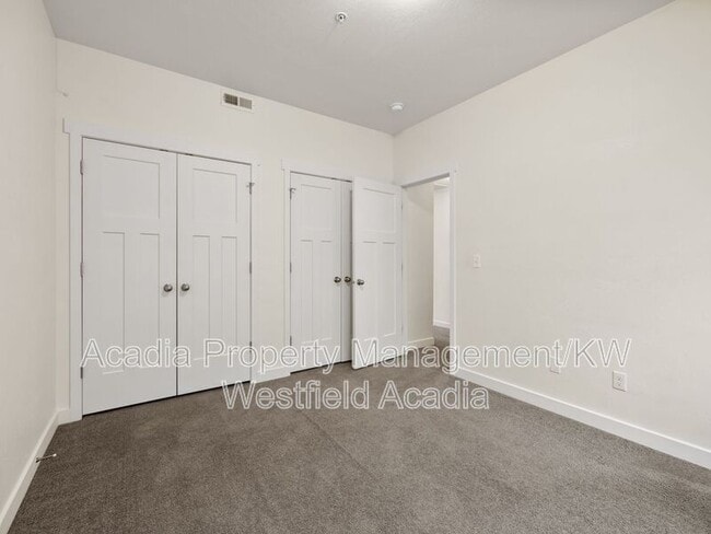 Building Photo - 656 W Meadow Dr